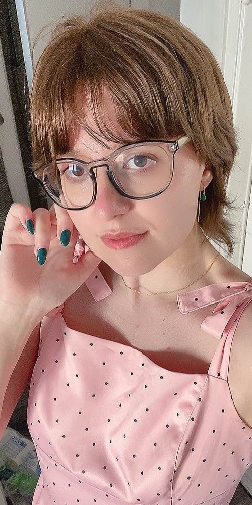 Et fotografi af Tilde i en pink kjole.